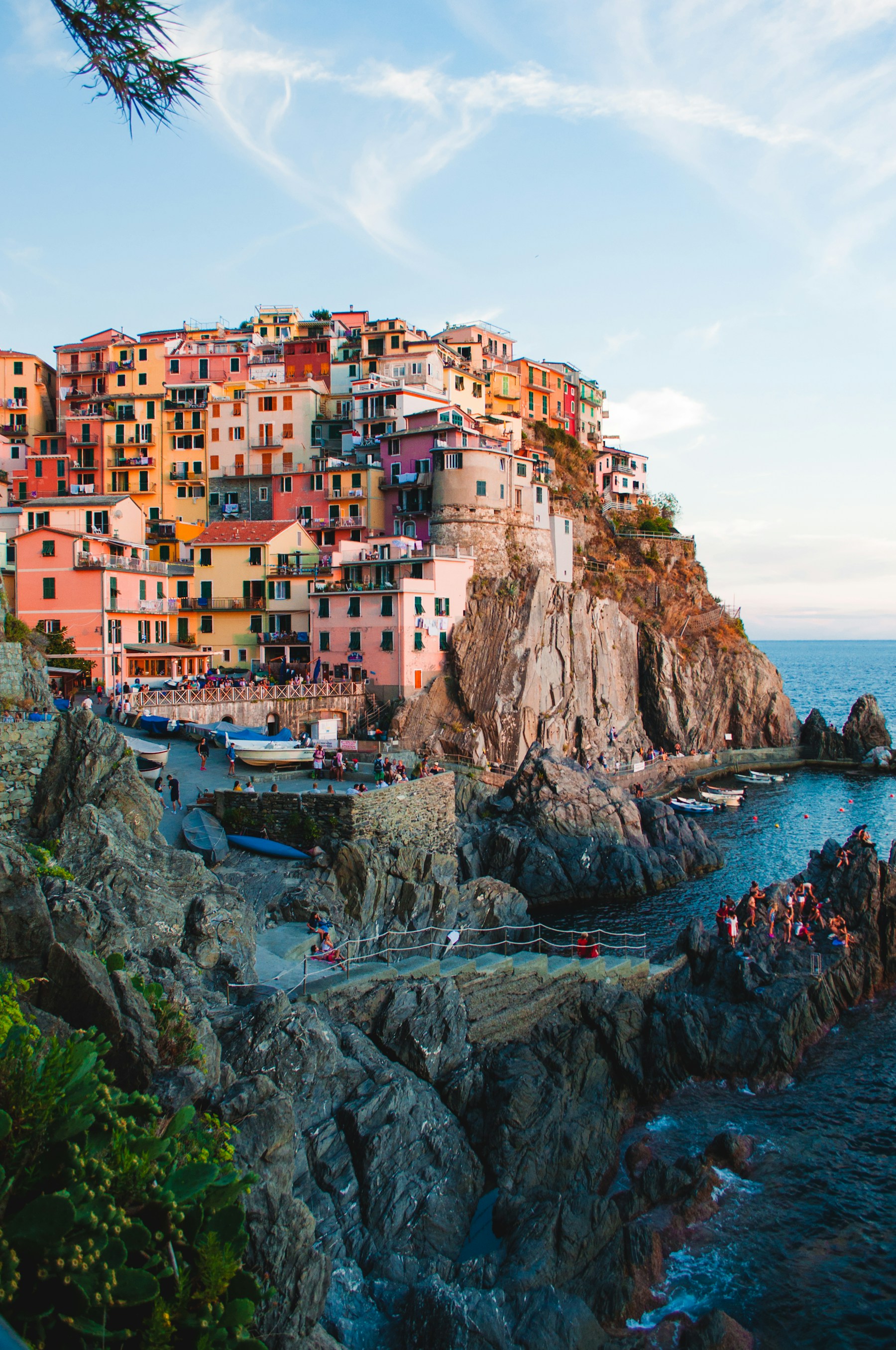 Casas coloridas junto ao mar na costa italiana
